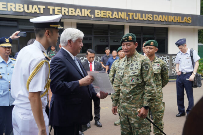 
					Pangkostrad Terima Kunjungan Menhan Jepang, Perkuat Kerja Sama Bilateral