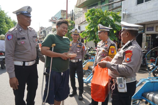 
					Polres Probolinggo Kota Bagikan 200 Nasi Bungkus di Jumat Berkah