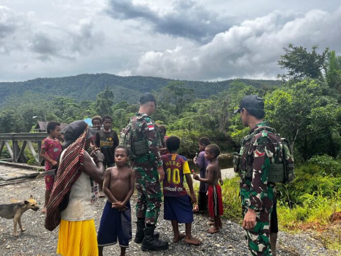 
					TNI Selalu Bersama Rakyat, Satgas Yonif 641/Bru Lakukan Patroli Wilayah dan Anjangsana