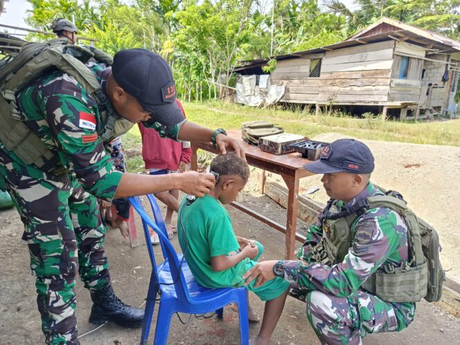 
					Tanamkan Kerapian Sejak Dini, Satgas Yonif 131/Brajasakti Berikan Layanan Pangkas Rambut Gratis Kepada Warga Perbatasan Papua