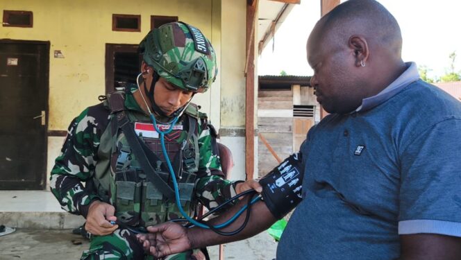 
Pos Dataran Beimes Satgas Yonif 642/Kps Pelayanan Kesehatan ke Masyarakat