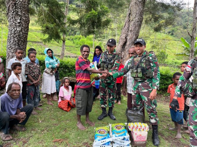 
Cinta Kasih Satgas TNI Kepada Rakyat Papua : Yonif 641/Bru Bagikan Sembako Gratis Pada Warga Obolma