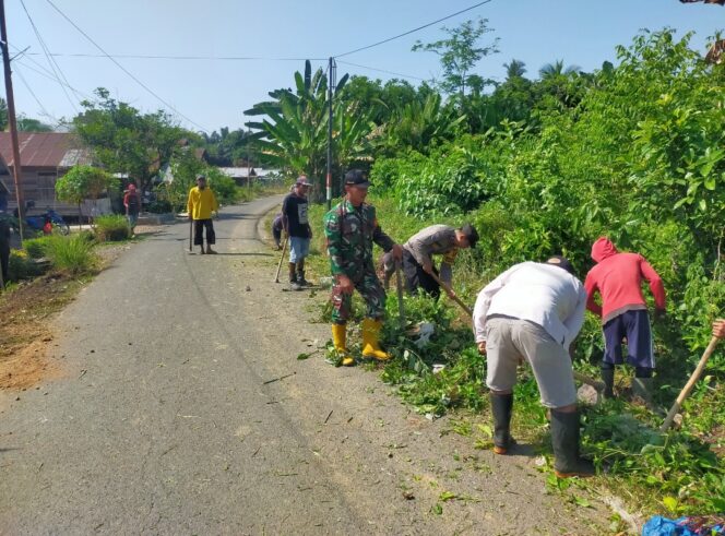 
					Babinsa dan Bhabinkamtibmas Barabai Bersama Warga Bersihkan Lingkungan