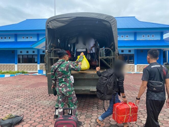 
					Satgas Pamtas RI-MLY Yonarmed 11 Kostrad Gagalkan Pengiriman 5 CPMI-NP di Perbatasan RI-Malaysia