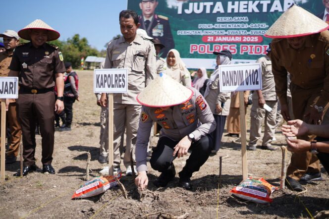 
					Sukseskan Program Ketahanan Pangan Nasional, Kapolres Pidie Pimpin Penanaman Jagung di Gampong Cot Muara Tiga