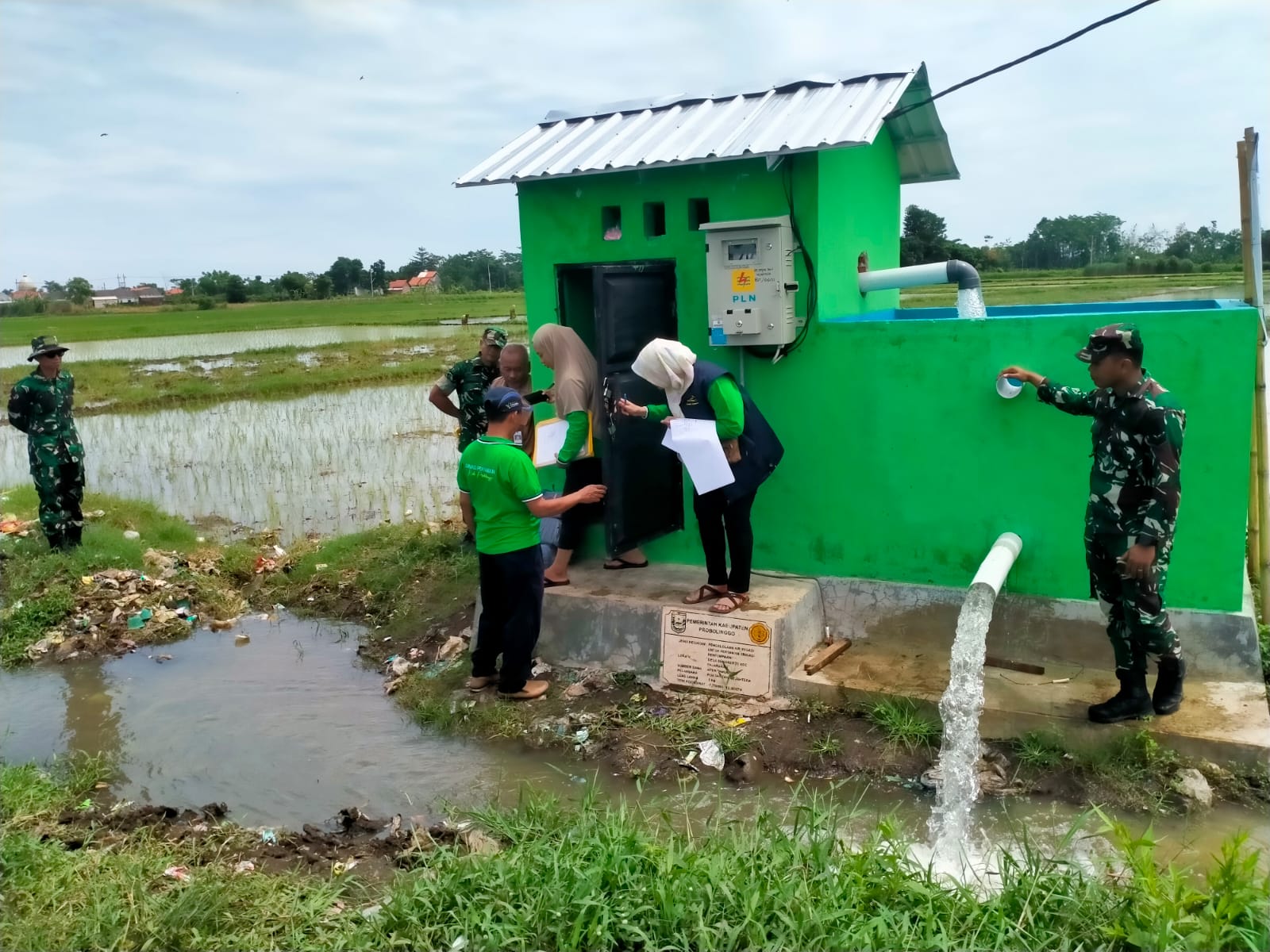 Koramil 0820/15 Pajarakan Dampingi Monitoring Irigasi Perpompaan di Probolinggo