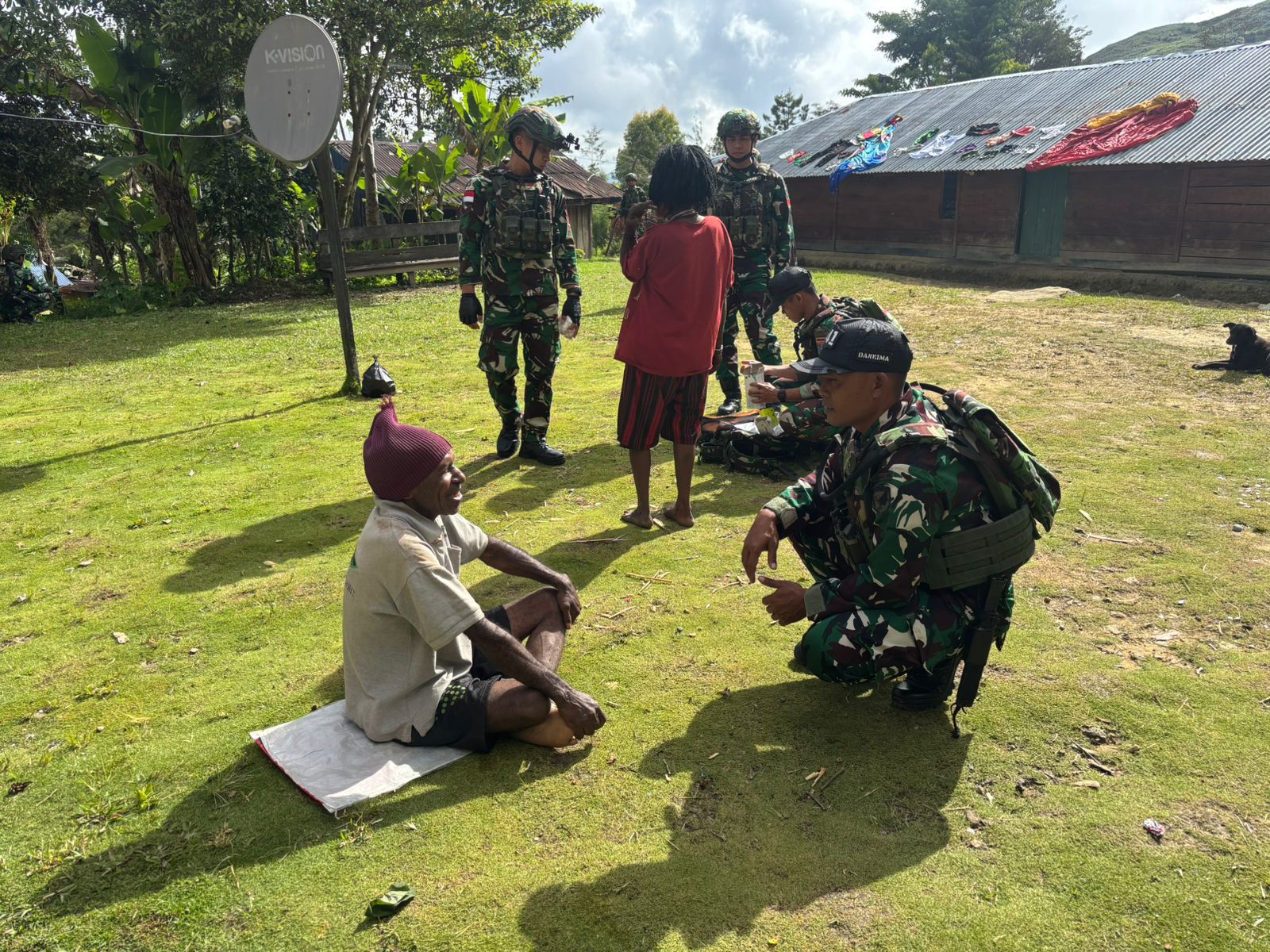 Pererat Hubungan Dengan Warga, Satgas Yonif 641/Bru Laksanakan Komsos di Distrik Walesi