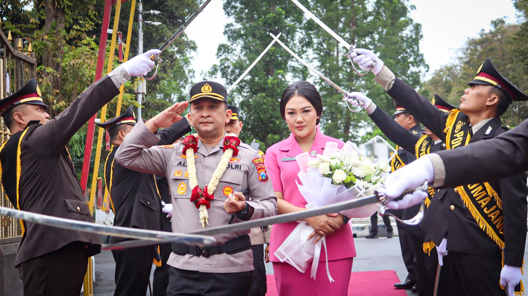 Tradisi Pedang Pora Sambut AKBP Alex Siregar Sebagai Kapolres Lumajang