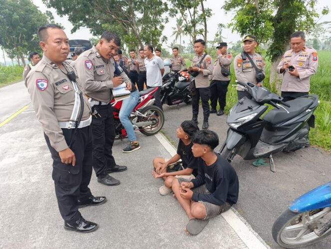 
Polres Lumajang Bubarkan Balap Liar di JLS, Puluhan Motor Disita