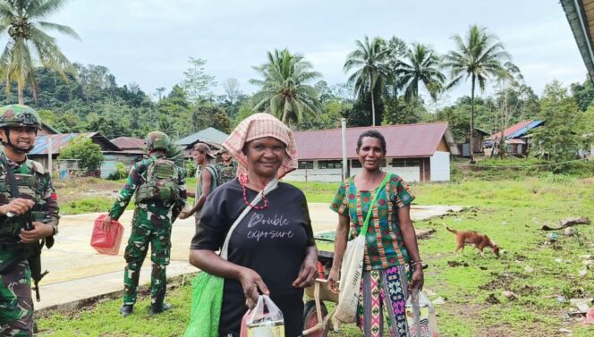 
					Pos Dataran Beimes Satgas Yonif 642/Kps Berbagi Makanan Ringan Kepada Masyarakat