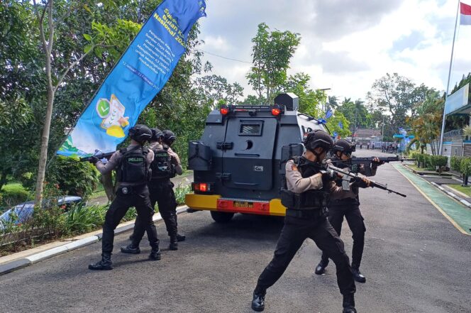 
					Polres Semarang gelar simulasi pengamanan obyek vital.