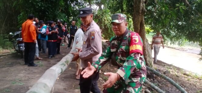 
Polisi, TNI, dan Warga Gotong Royong Bersihkan Sisa Banjir Probolinggo