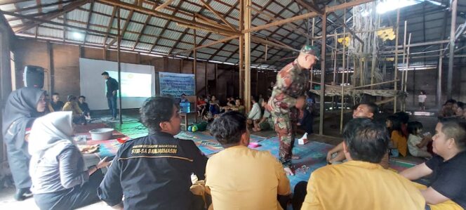 
Sertu Sanu Babinsa Koramil 07/Batu Benawa Hadiri Pengabdian Masyarakat STIHSA Banjarmasin di Desa Patikalain