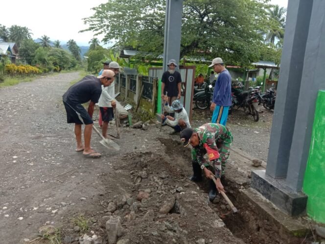 
Babinsa Koramil 1505-02 Wasile dan Warga Gotong Royong Gali Saluran Air Baru