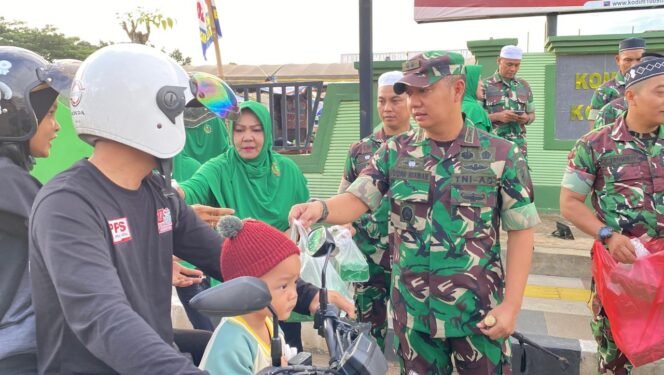 
					Kebersamaan Ramadhan: Dandim 1009/Tanah Laut dan Persit Berbagi Takjil