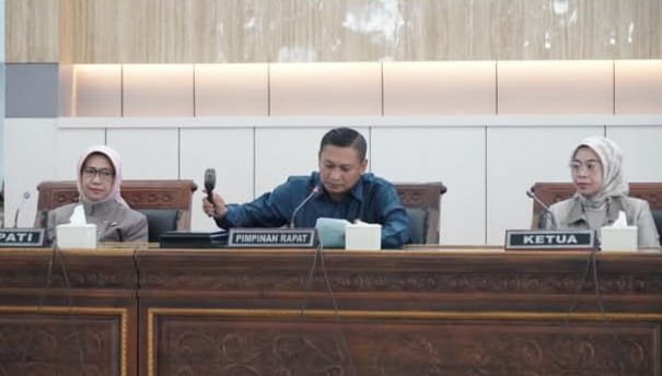 Dalam Rapat Paripurna Bupati dan Wakil Bupati Lumajang Sampaikan Nota Penjelasan LKPJ Tahun Anggaran 2024