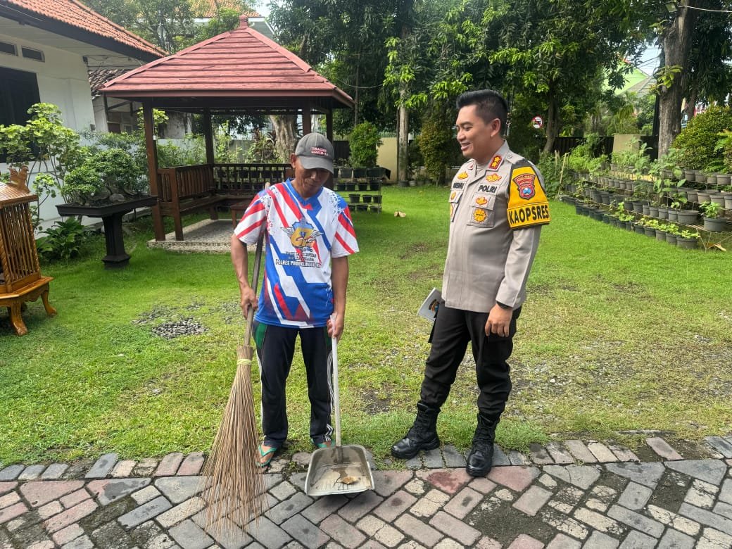 Kapolres Probolinggo Beri Santunan Tukang Sapu, Tebar Berkah Ramadan