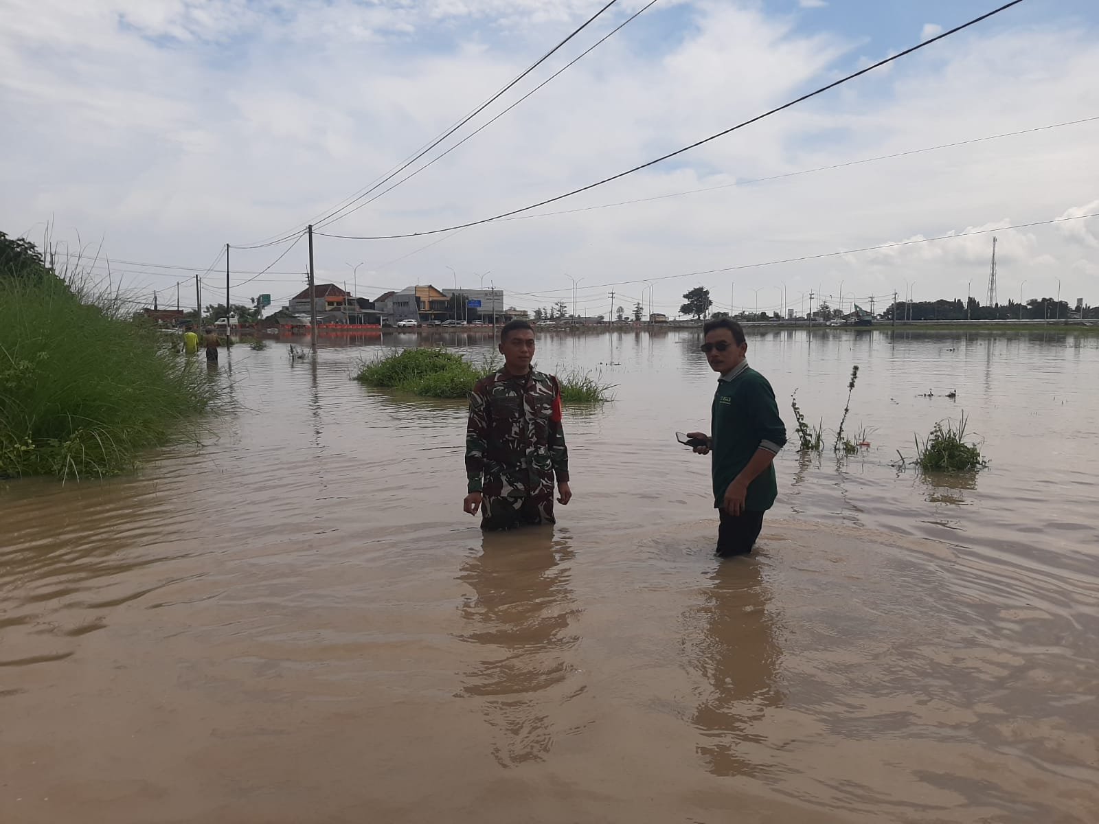 Koramil 0820/12 Kraksaan Pantau Dampak Banjir di Rondo Kuning