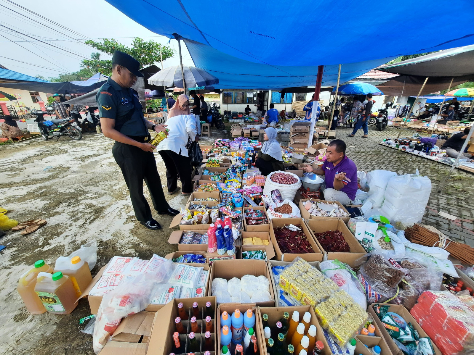 Babinsa Koramil 1002-08/Labuan Amas Utara Pantau Harga Sembako Jelang Lebaran