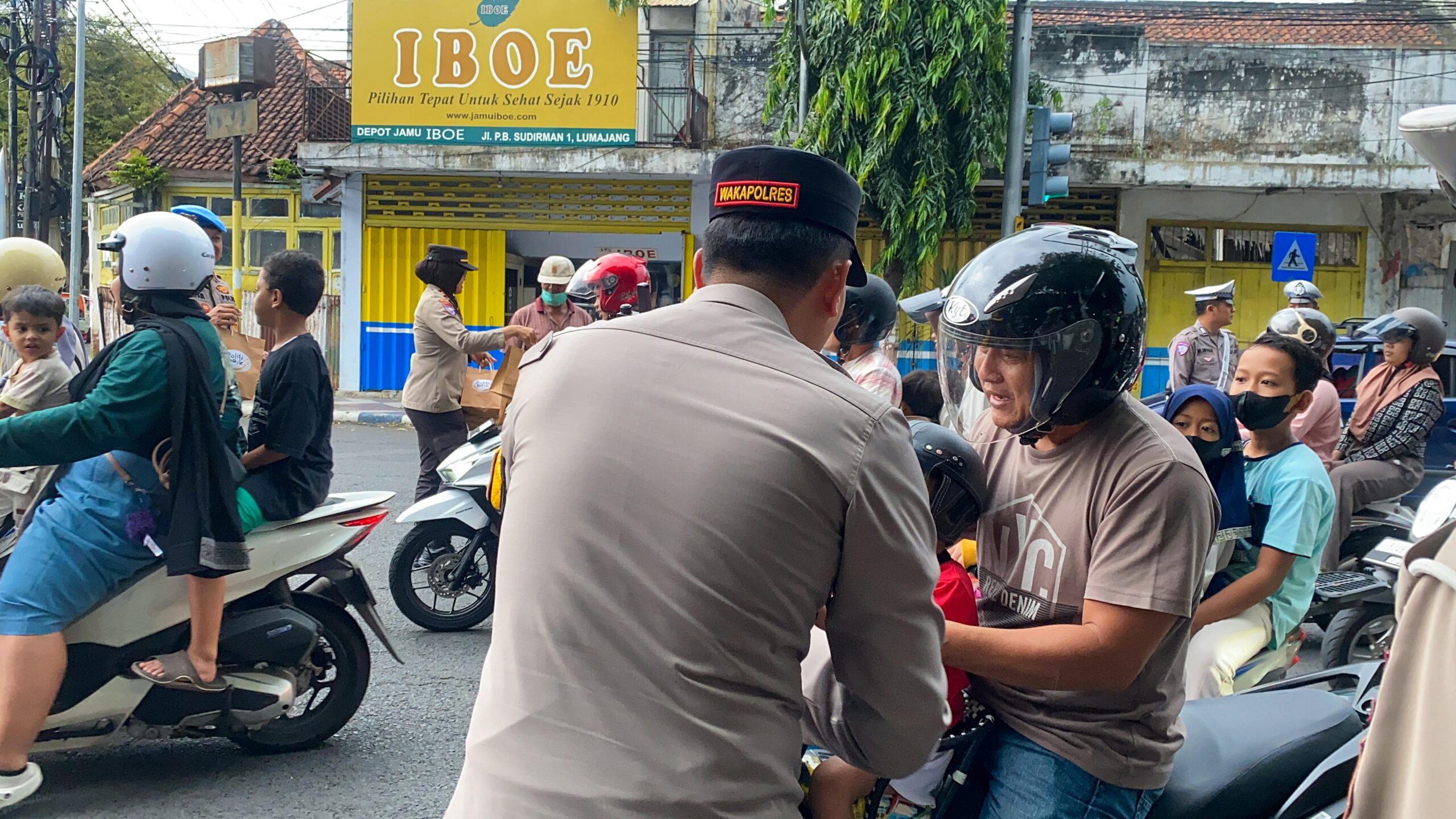 Polres Lumajang Bagikan 1001 Takjil Gratis, Wujud Kepedulian di Ramadhan