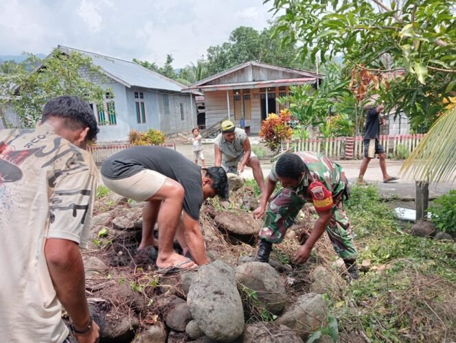 
Babinsa Koramil 1505-04/Oba Bersama Warga Gotong Royong Pindahkan Batu untuk Pembangunan Rumah