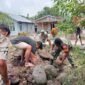 Tidore Kepulauan – Semangat kebersamaan dan gotong royong kembali ditunjukkan oleh Babinsa Koramil 1505-04/Oba Kodim 1505/Tidore, Koptu Yosafat Malaipada, yang bersama warga Desa Kususinopa, Kecamatan Oba, bahu-membahu memindahkan batu untuk pembangunan rumah salah satu warga, Kamis(13/3/2025).