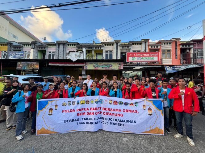 
Polda Papua Barat, Bersama Ormas, BEM, Mahasiswa dan OKP Cipayung Bagikan 1000 Takjil Kepada Masyarakat