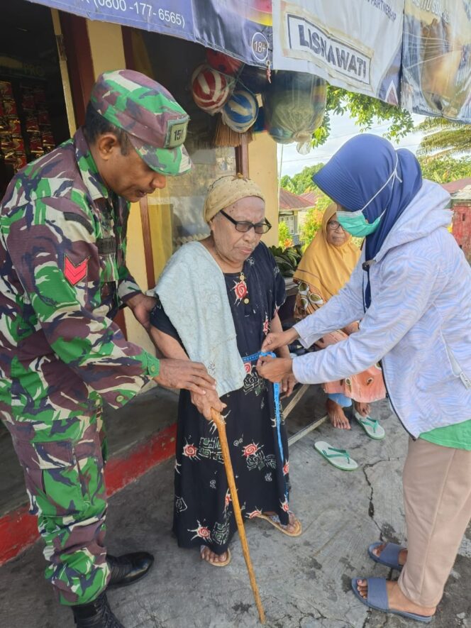 
Babinsa Koramil 1505-01/Tidore Dampingi Petugas Kesehatan Sambangi Lansia