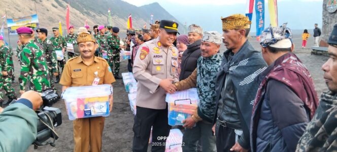 
Kapolres Probolinggo Serahkan Sembako untuk Pelaku Usaha di Bromo