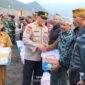 Kapolres Probolinggo Serahkan Sembako untuk Pelaku Usaha di Bromo