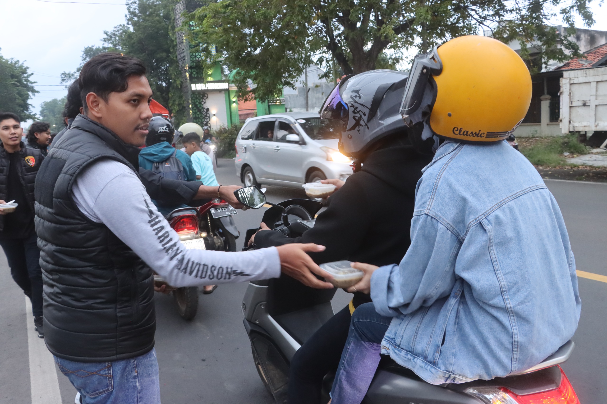 Berkah Ramadan, Polres Probolinggo Bagikan Takjil kepada Pengendara di Jalan Raya Pantura