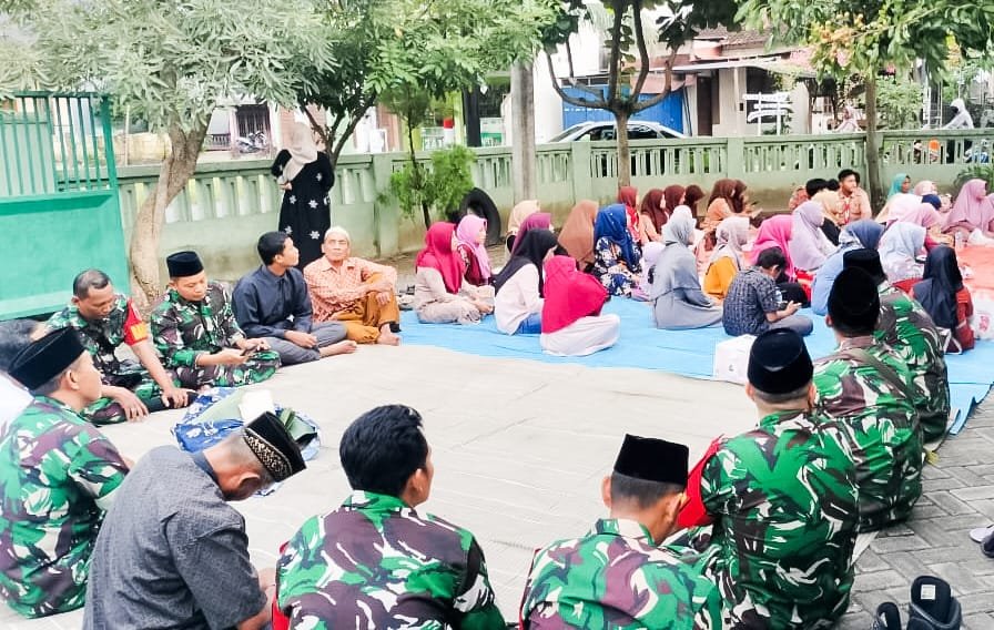 Serentak, Jajaran Babinsa Kodim Bojonegoro, Berbagi Ribuan Paket Takjil di Tiga Lokasi