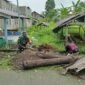 Halmahera Timur – Dalam upaya menjaga kebersihan lingkungan dan mencegah banjir, Babinsa Koramil 1505-03/Maba Kodim 1505/Tidore, Serda Ridwan Tidore, bersama masyarakat melaksanakan kerja bakti membersihkan selokan dari tumpukan tanah. Kegiatan ini berlangsung di Desa Tewil, Kecamatan Kota Maba, Kabupaten Halmahera Timur, Sabtu(15/3/2025).