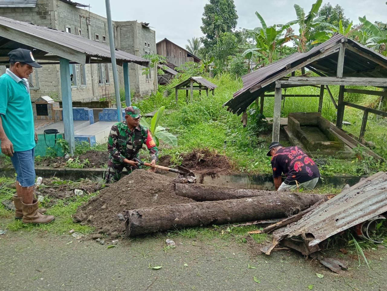 Babinsa dan Warga Kompak, Bersihkan Selokan Demi Kelancaran Aliran Air