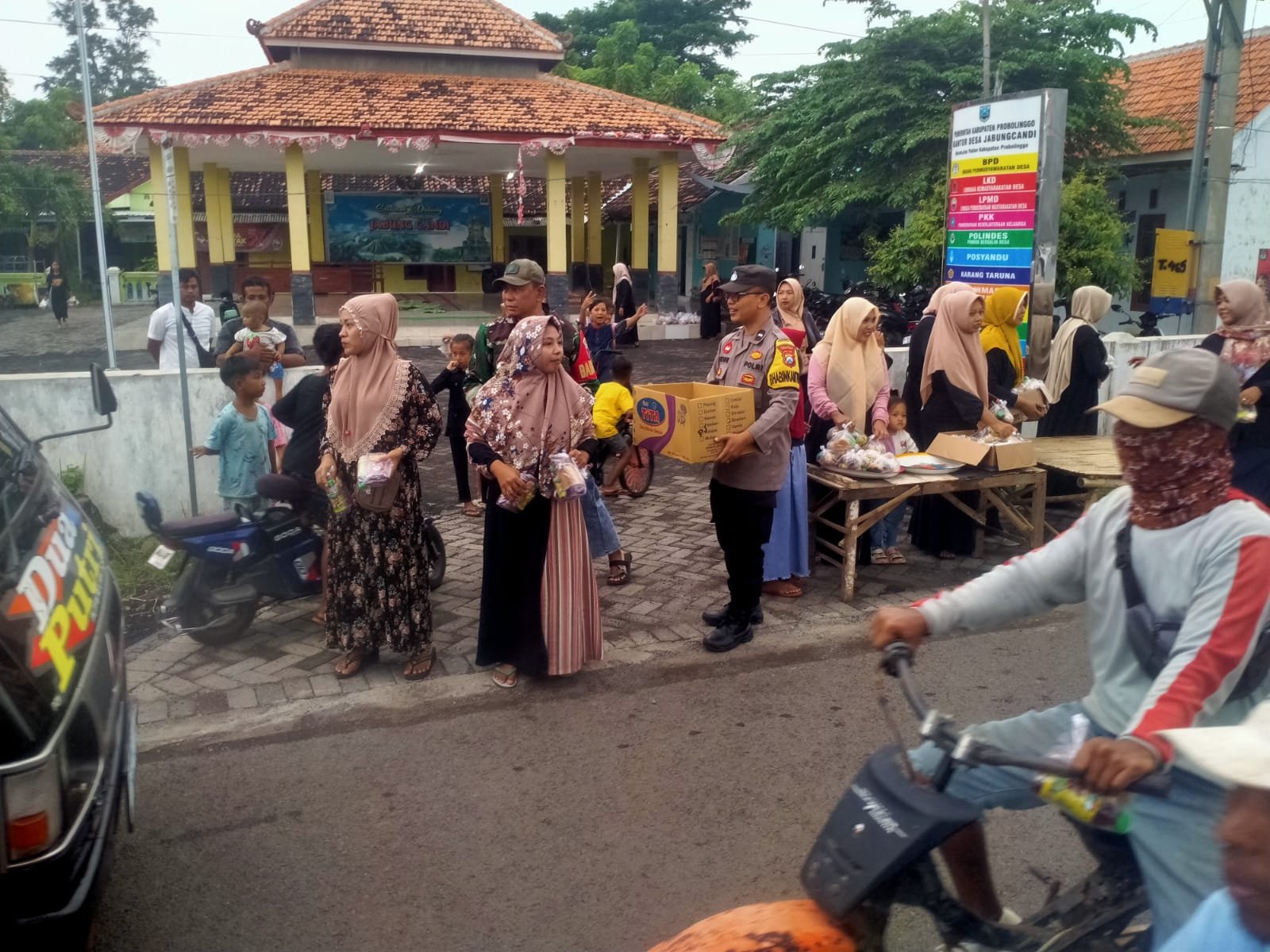 Berbagi Berkah Ramadan, Koramil Paiton Bagikan Takjil Gratis ke Warga