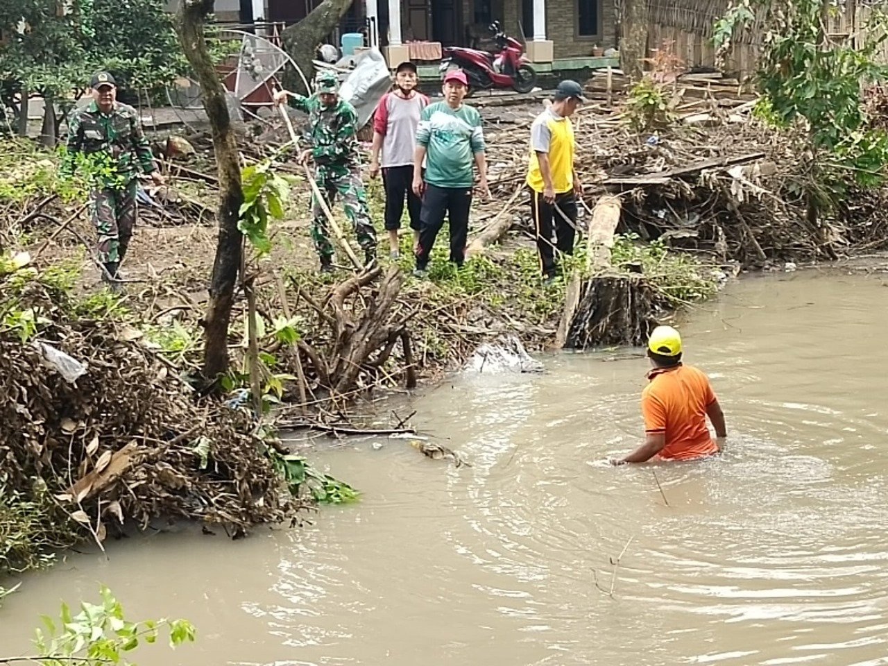 Cegah Banjir, Koramil Besuk Bersama Warga Kerja Bakti Bersihkan Sungai