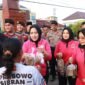 Blora, 15 Maret 2025 – Menyambut bulan suci Ramadan dan mendekati momen Lebaran, Polres Blora Polda Jateng menggelar kegiatan sosial dengan membagikan 250 paket takjil gratis kepada masyarakat. Kegiatan yang berlangsung di depan Markas Komando (Mako) Polres Blora pada Jumat sore (14/3/2025) ini dipimpin langsung oleh Kapolres Blora, AKBP Wawan Andi Susanto, didampingi Ketua Bhayangkari Cabang Blora, Ny. Retno Wawan Andi Susanto.