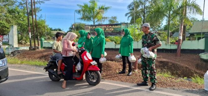 
Personel dan Persit Kodim 1009/Tla Bagikan Takjil untuk Masyarakat