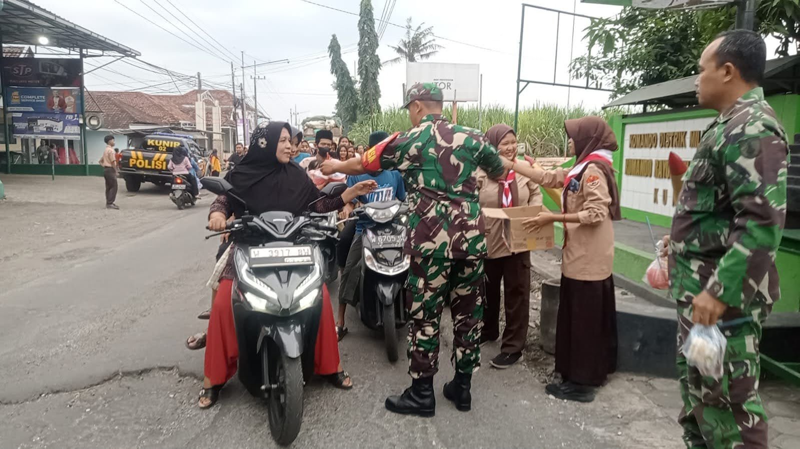 Lumajang. Patrolihukum.Net.//. Dalam semangat berbagi di bulan suci Ramadan, Babinsa Kunir Lor Koramil 0821-13/Kunir, Sertu Harianto Dwi Cahyono, bersama tiga anggota Koramil dan anggota Pramuka Saka Wira Kartika, menggelar aksi sosial dengan membagikan 600 paket takjil kepada para pengguna jalan. Kegiatan ini berlangsung di Jalan Raya PB Sudirman, Kecamatan Kunir, Kabupaten Lumajang, Jawa Timur, pada Senin (17/3/2025).