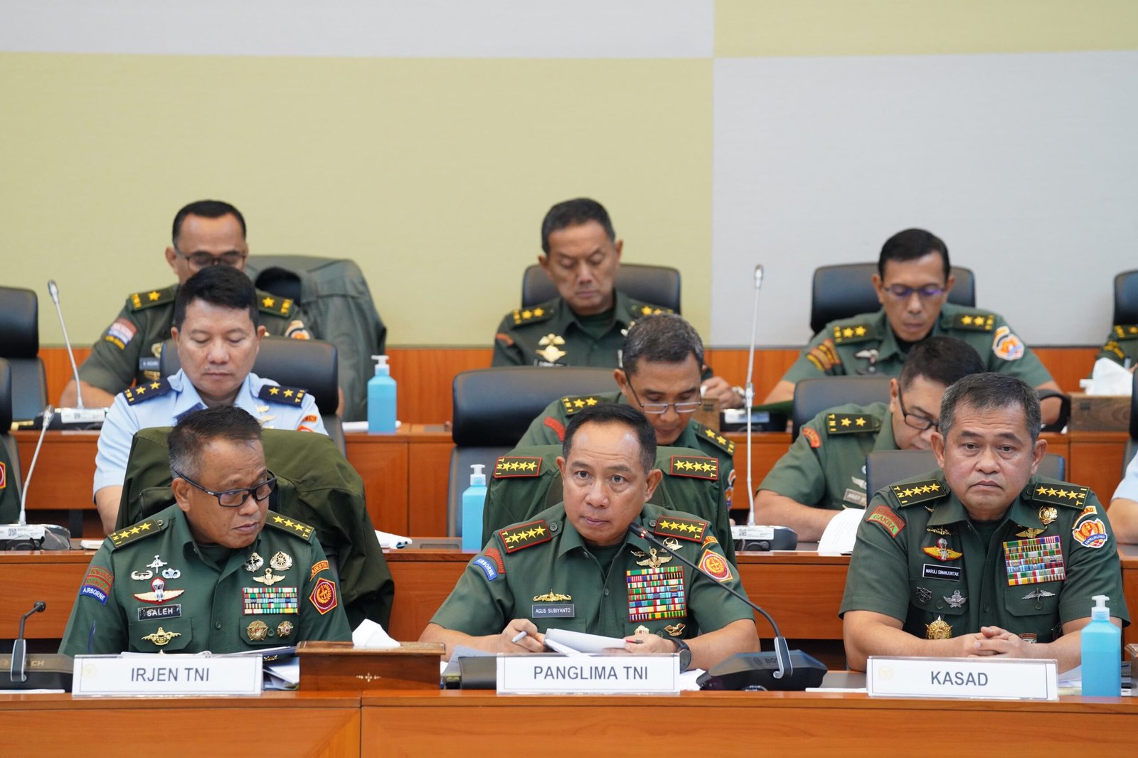 (Puspen). Revisi Undang-Undang Nomor 34 Tahun 2004 tentang TNI merupakan langkah strategis untuk memperkuat pertahanan negara, meningkatkan profesionalisme prajurit, serta memastikan supremasi sipil dalam kehidupan berbangsa dan bernegara, hal tersebut disampaikan Kapuspen TNI dalam Keterangan tertulisnya, Sabtu (16/3/2025)