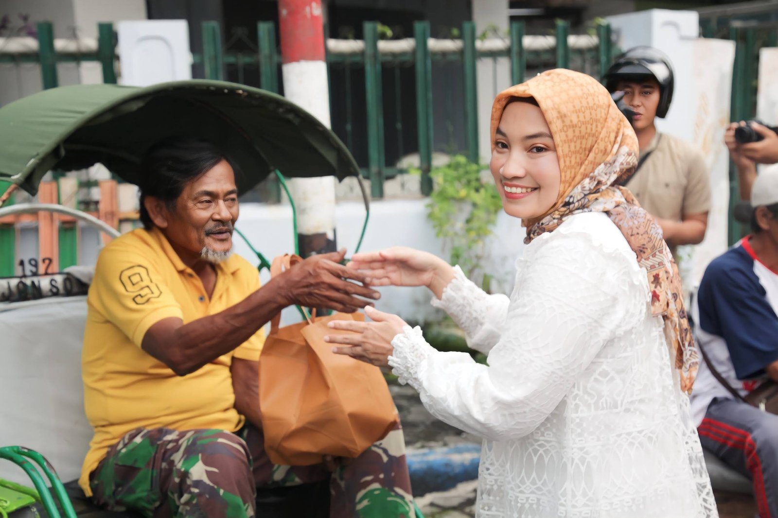 Lumajang. Patrolihukum.Net.//. Dalam rangka memperingati Hari Ulang Tahun ke-79 Persit Kartika Chandra Kirana (KCK) Tahun Anggaran 2025, Persit KCK Cabang XXXV Kodim 0821 Koorcab Rem 083 melaksanakan aksi sosial dengan membagikan takjil kepada para tukang becak di wilayah Kota Lumajang. Selasa(18/3/2025)