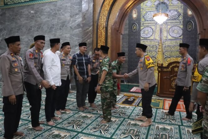 
					Perkuat Sinergitas, Polri dan TNI Gelar Tarawih Bersama di Masjid Al Hidayah Kota Probolinggo