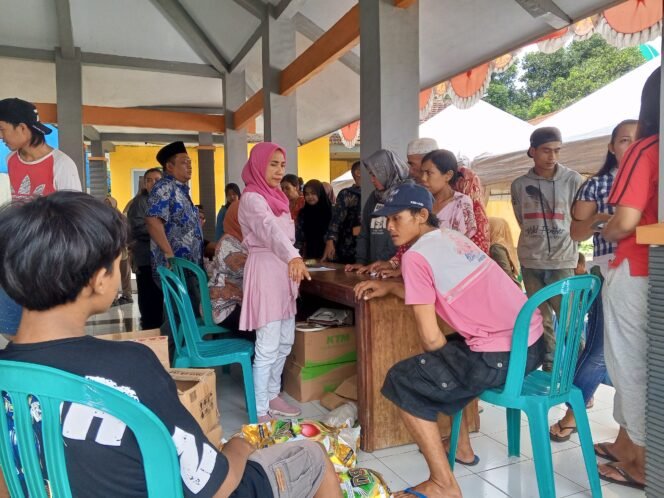
Babinsa Koramil 0820/11 Sumber Amankan Pasar Murah Subsidi di Ramadhan 1446 H