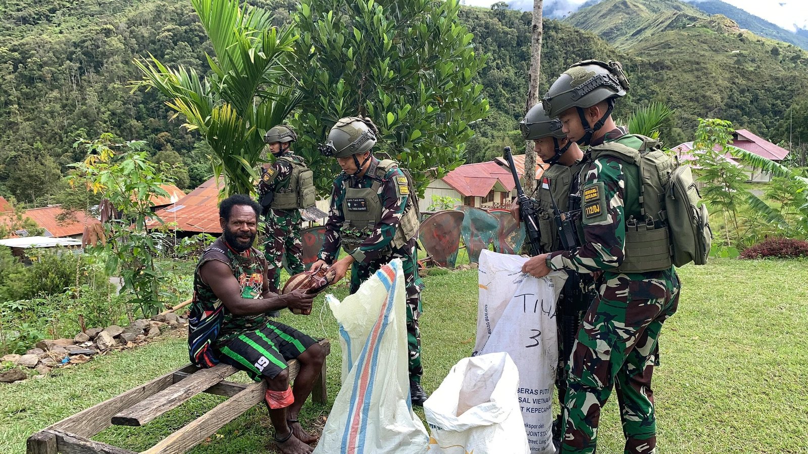 Pos Tinggi Nambut Satgas Yonif 112/Dharma Jaya Bagikan Sarana Penggalangan Kepada Masyarakat Kampung Pagargom