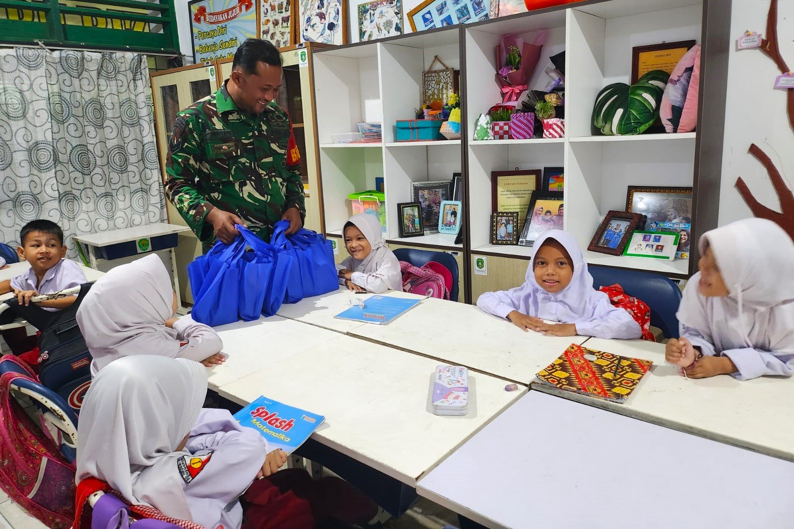 Kutai Kartanegara. patrolihukum.net— Dalam mendukung program pemerintah untuk meningkatkan gizi pada anak-anak, Babinsa Koramil 0906-01/Tenggarong Sertu Topik lakukan pemantauan terhadap pendistribusian takjil dalam program makan bergizi gratis bagi siswa-siswi SDN 001 dan 003 yang berada di jalan Awang Sabran Kelurahan Sukarame kecamatan Tenggarong, Senin 17/3/25.