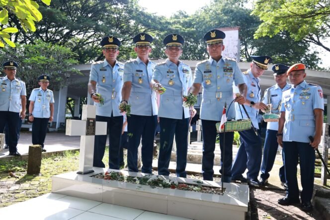
					Jelang Peringatan HUT ke-79 TNI AU, Danlanud Sultan Hasanuddin Ziarah di Taman Makam Pahlawan