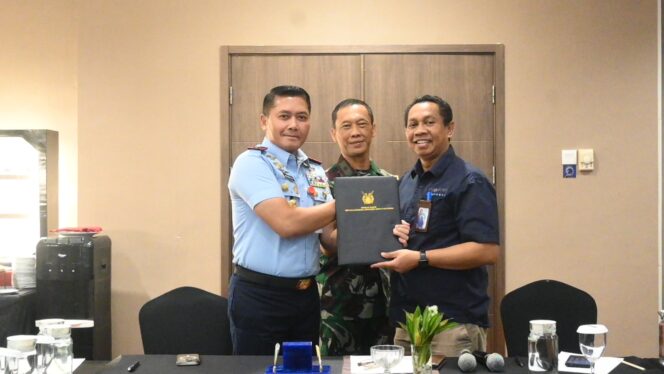 
Danlanud Sultan Hasanuddin Dan General Manager PT. Angkasa Pura Indonesia Tanda Tangani Berita Acara Verifikasi dan Inventarisasi Pengalihan Aset Kepada TNI AU