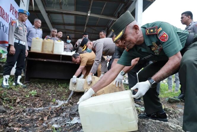 
Kasdim 1505/Tidore Hadiri Pemusnahan Miras Hasil Razia