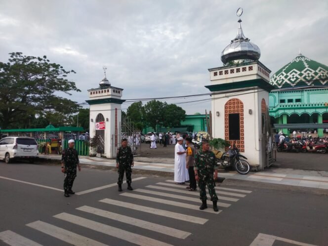 
					Personel Kodim 1009/Tanah Laut dan Polres Tala Amankan Sholat Idul Fitri