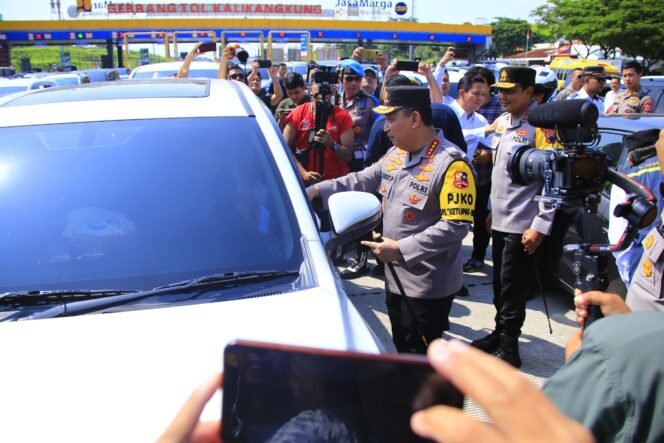 
					Kapolri Sapa Pemudik dan Tinjau One Way Arus Balik Lebaran